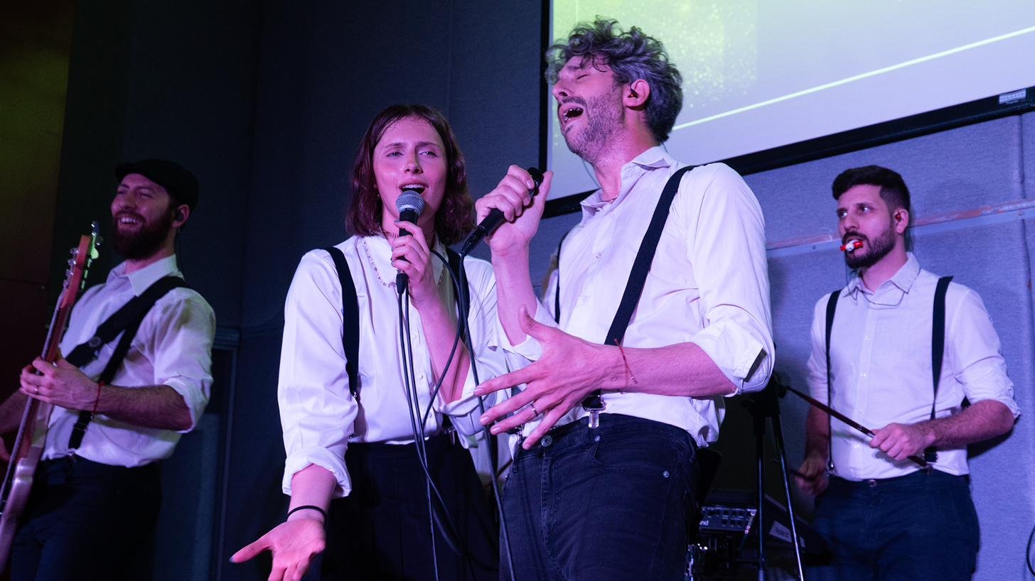 Dúo de cantantes de la banda haciendo covers en una fiesta