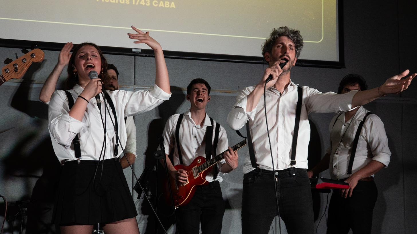 Los Marlon Brando tocando música en vivo en un evento corporativo