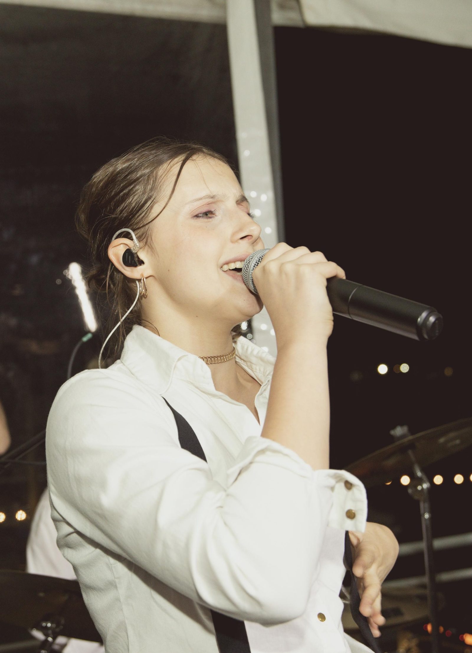 Cantante con micrófono cantando en una fiesta de 15 años